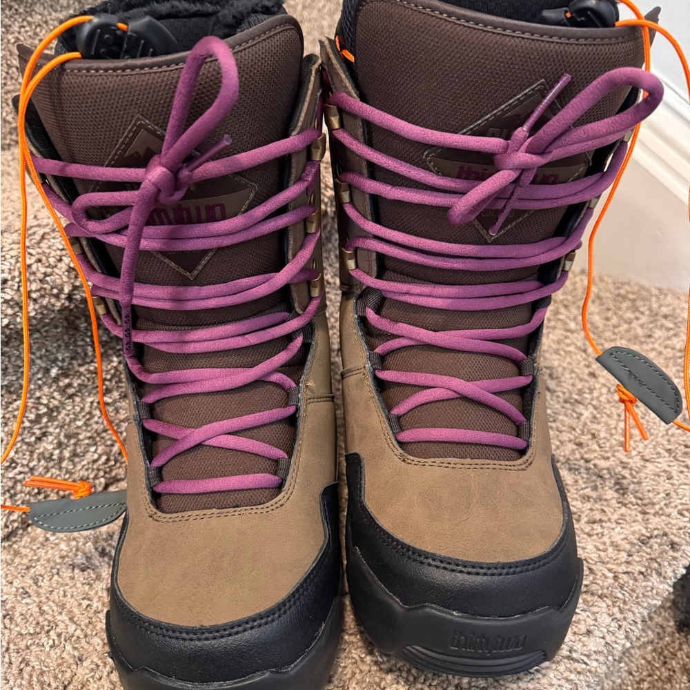Women's Brown and Black size 8 snowboarding boots with Purple Laces